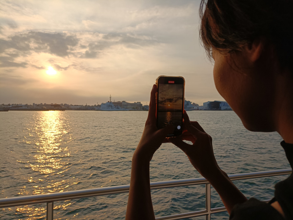 Du khách "săn" hoàng hôn trên biển từ trên du thuyền. (Ảnh: PV/Vietnam+)