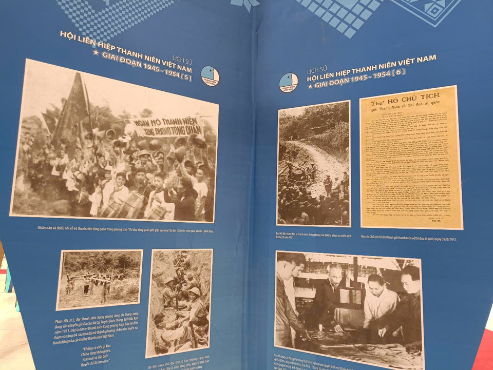 Triển lãm đã điểm lại những dấu mốc quan trọng trong hành trình phát triển của Hội Liên hiệp thanh niên Việt Nam qua các thời kỳ. (Ảnh: PV/Vietnam+) ﻿