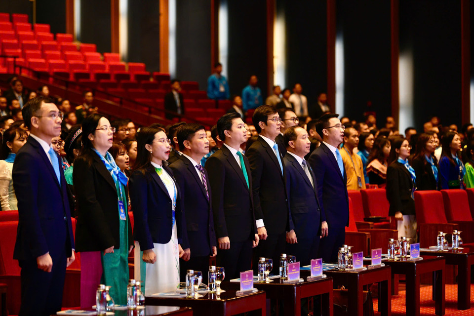 và cùng hát vang bài Quốc ca hào hùng. (Ảnh: CTV/Vietnam+)