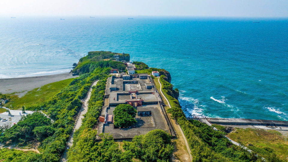 Đảo Cijin - một hòn đảo hẹp, dài nằm ở phía Tây Cao Hùng, nối với đất liền bởi một đường hầm dưới đáy biển. Đây là một trong những đô thị phát triển sớm nhất ở Cao Hùng và là nơi sở hữu thiên nhiên tươi đẹp. Trong ảnh là Pháo đài Cijin, một di tích lịch sử, là nơi để tìm hiểu về quá khứ quân sự của khu vực và tận hưởng cảnh quan tuyệt đẹp. (Ảnh: CTV/Vietnam+)