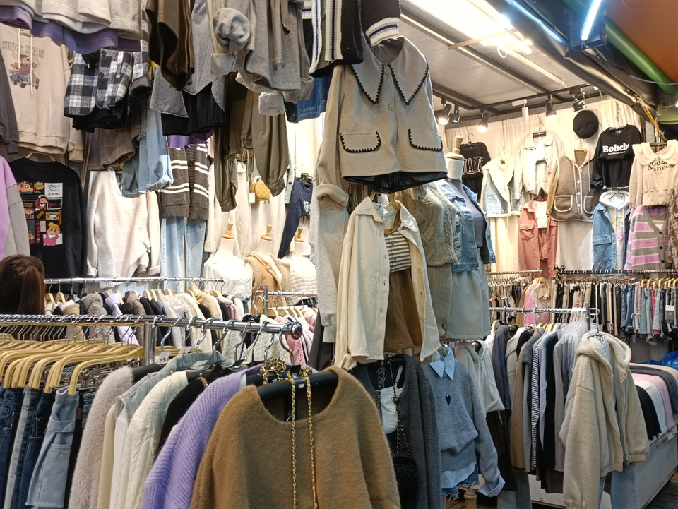 Sau khi thưởng thức các loại thực phẩm ở khu vực phía ngoài, đi sâu vào trong chợ đêm, du khách có thể ghé thăm rất nhiều cửa hàng bày bán đa dạng hàng hóa khác nhau, từ quần áo, đồ lưu niệm đến dịch vụ xoa bóp cổ vai gáy... (Ảnh: PV/Vietnam+)