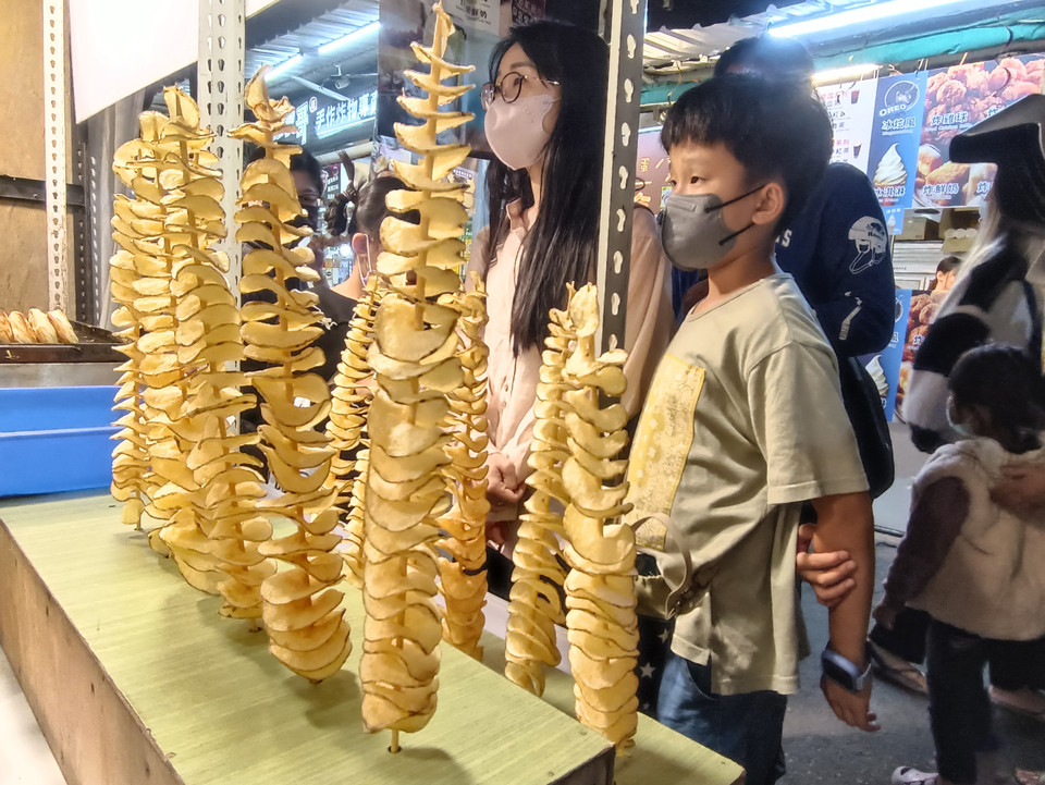 Cửa hàng bán khoai tây chiên thu hút các em nhỏ. (Ảnh: PV/Vietnam+)