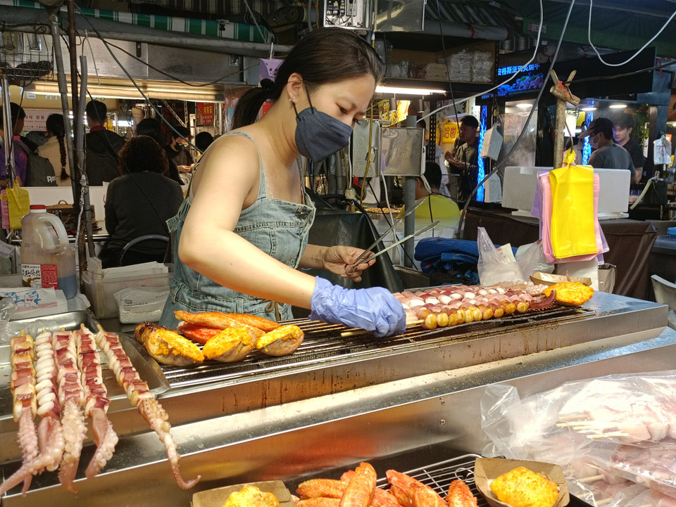 "Thực đơn" tại chợ đêm vô cùng phong phú, từ những món ăn vặt như khoai tây chiên đến các loại hải sản. (Ảnh: PV/Viêtnam+)