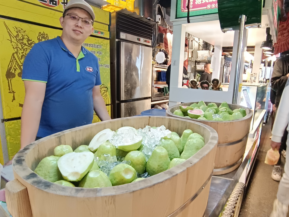 Hoa quả tươi ngon được gọt sẵn để khách hàng có thể vừa mang đi vừa thưởng thức. (Ảnh: PV/Vietnam+)