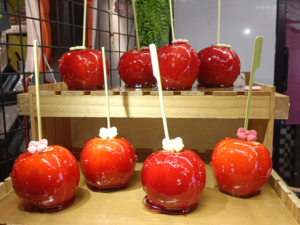 Những chiếc kẹo hồ lo cỡ lớn, sặc sỡ đầy hấp dẫn. (Ảnh: PV/Vietnam+)