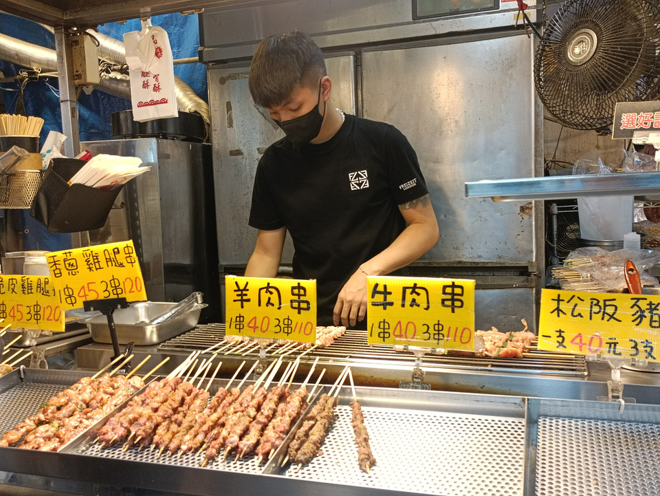 Giá cả phải chăng và được niêm yết cụ thể để thực khách dễ chủ động lựa chọn. (Ảnh: PV/Vietnam+)