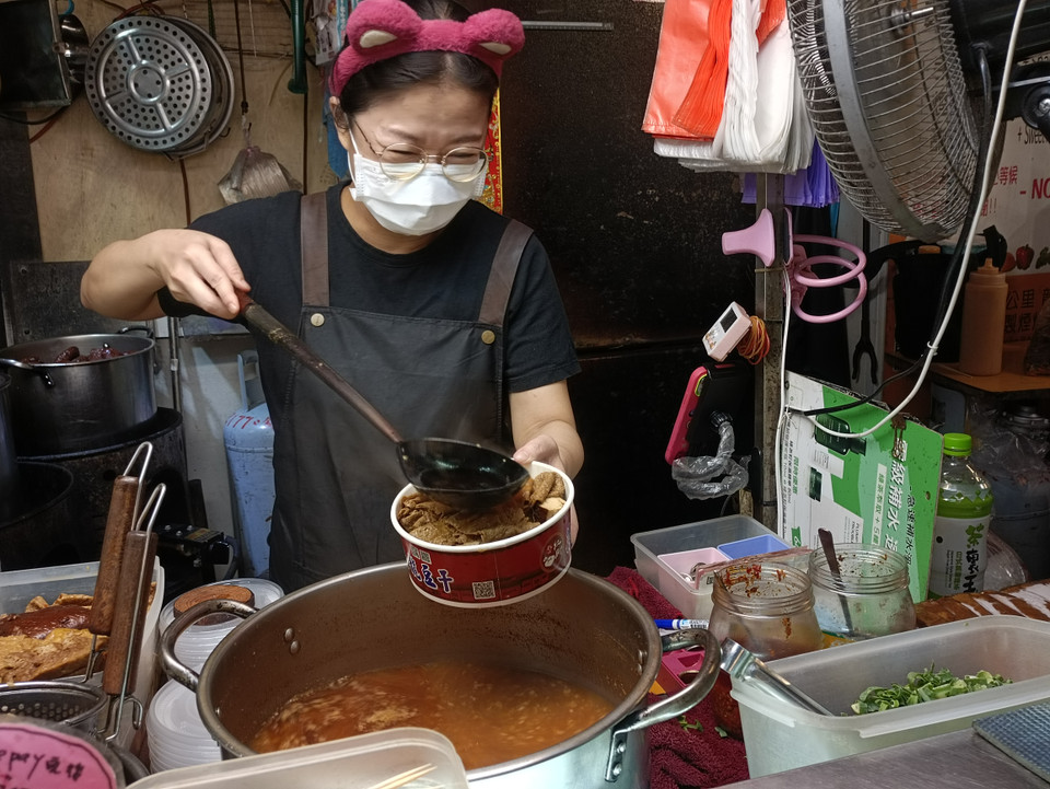 Mỗi quầy là một ô nhỏ, nơi đầu bếp sẽ trực tiếp nấu đồ ăn cho khách. (Ảnh: PV/Vietnam+)