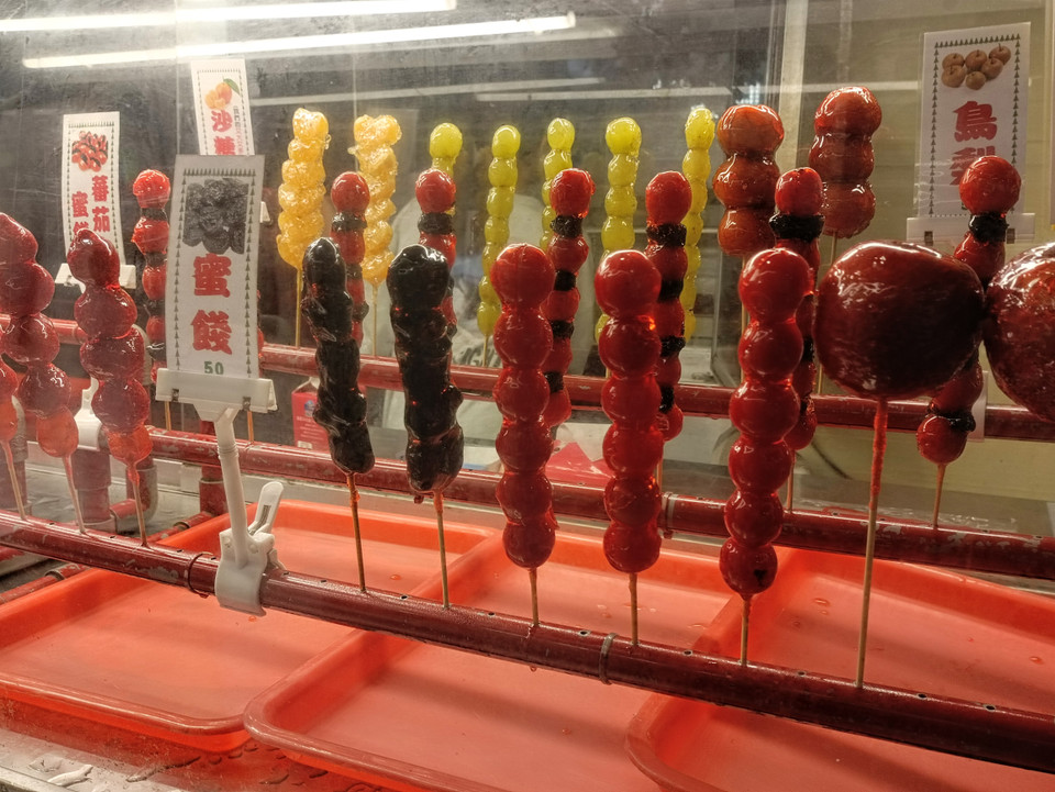 Kẹo hồ lô, loại kẹo đặc trưng văn hoá Trung Hoa. (Ảnh: PV/Vietnam+)