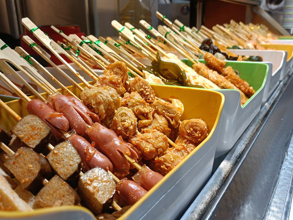 Một điểm đến không thể bỏ qua là các khu chợ đêm với rất nhiều mặt hàng phong phú, đặt biệt là thử nghiệm ẩm thực địa phương. (Ảnh: PV/Vietnam+)