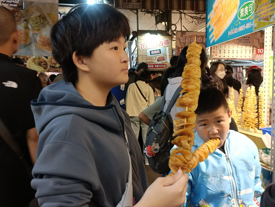 Tại chợ đêm, thực khách mua và thưởng thức ngay tại chợ. (Ảnh: PV/Vietnam+)