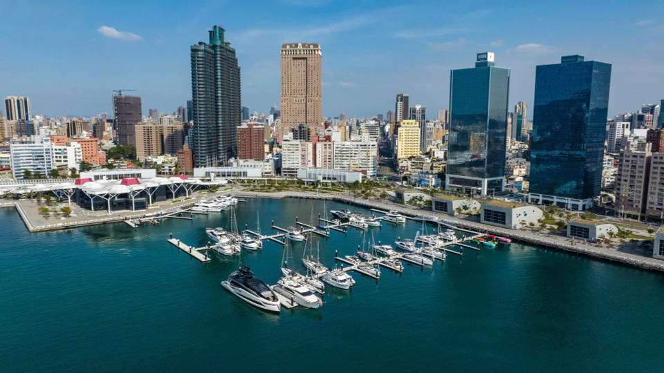 Với lợi thế là vùng cảng biển trong xanh, du thuyền là dịch vụ đáng trải nghiệm khi đến Cao Hùng. (Ảnh: CTV/Vietnam+)