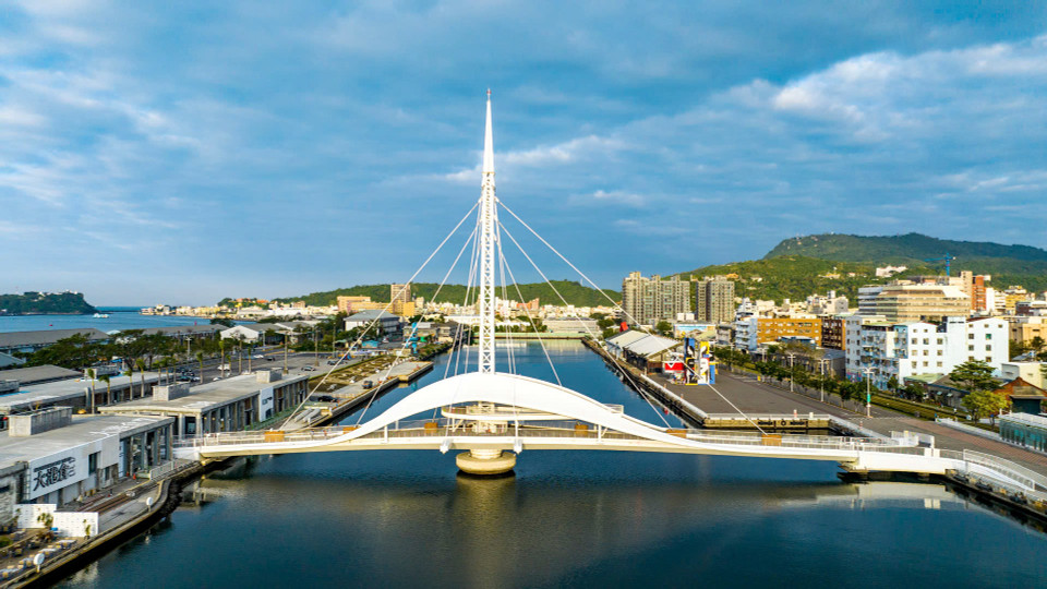 Cầu cảng Cao Hùng, được xem là biểu tượng của thành phố. Cây cầu sẽ quay 180 độ vào lúc 3 giờ chiều. (Ảnh: CTV/Vietnam+)