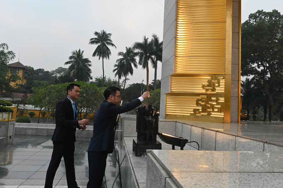 Trước khi vào lăng viếng Bác, các đại biểu đã dâng hương tri ân các anh hùng liệt sỹ tại Đài tưởng niệm Bắc Sơn. (Ảnh: PV/Vietnam+)