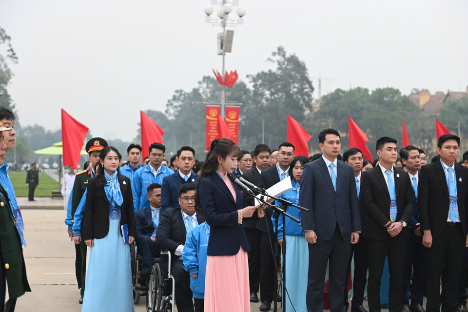 Sáng nay, trước khi diễn ra phiên khai mạc, các đại biểu đã vào lăng báo công dâng Bác. (Ảnh: PV/Vietnam+)