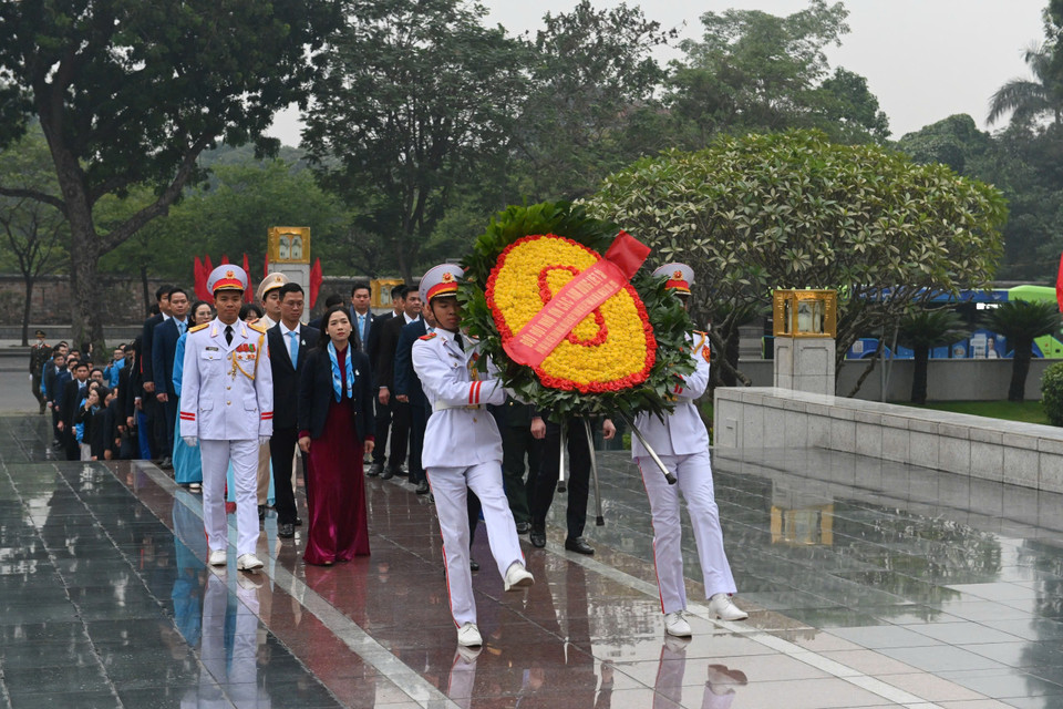 Các đại biểu tri ân các anh hùng liệt sỹ tại Đài tưởng niệm Bắc Sơn. (Ảnh: PV/Vietnam+)