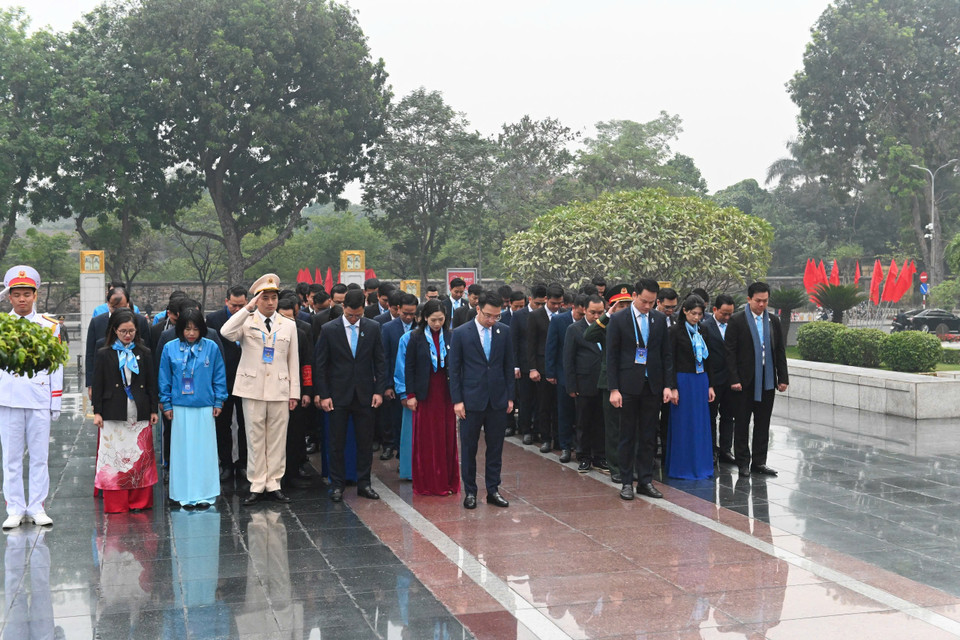 Ngay sau lễ viếng Đài tưởng niệm Bắc Sơn và lăng Chủ tịch Hồ Chí Minh, các đại biểu đã trở về Trung tâm Hội nghị Quốc gia để dự phiên khai mạc Đại hội. (Ảnh: PV/Vietnam+)