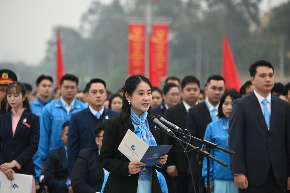 Sáng sớm nay, trước khi diễn ra phiên khai mạc, các đại biểu đã vào lăng báo công dâng Bác. (Ảnh: PV/Vietnam+)