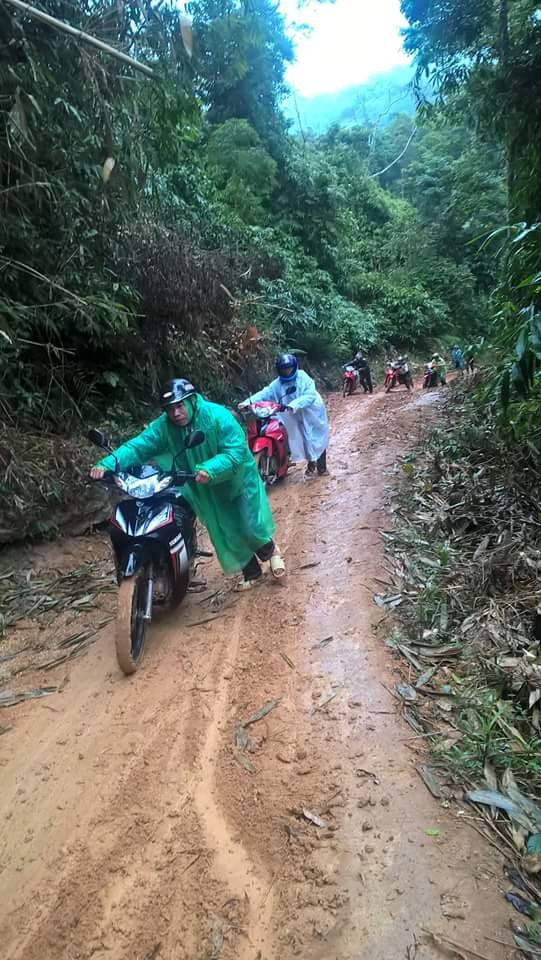 Ngay ở những nơi đường không lầy lên bùn đất, việc đi xe máy cũng không đơn giản vì quá dốc và trơn trượt, các thầy vừa leo dốc vừa đẩy xe. (Ảnh: Thầy Nguyễn Hồng Hiệp cung cấp)