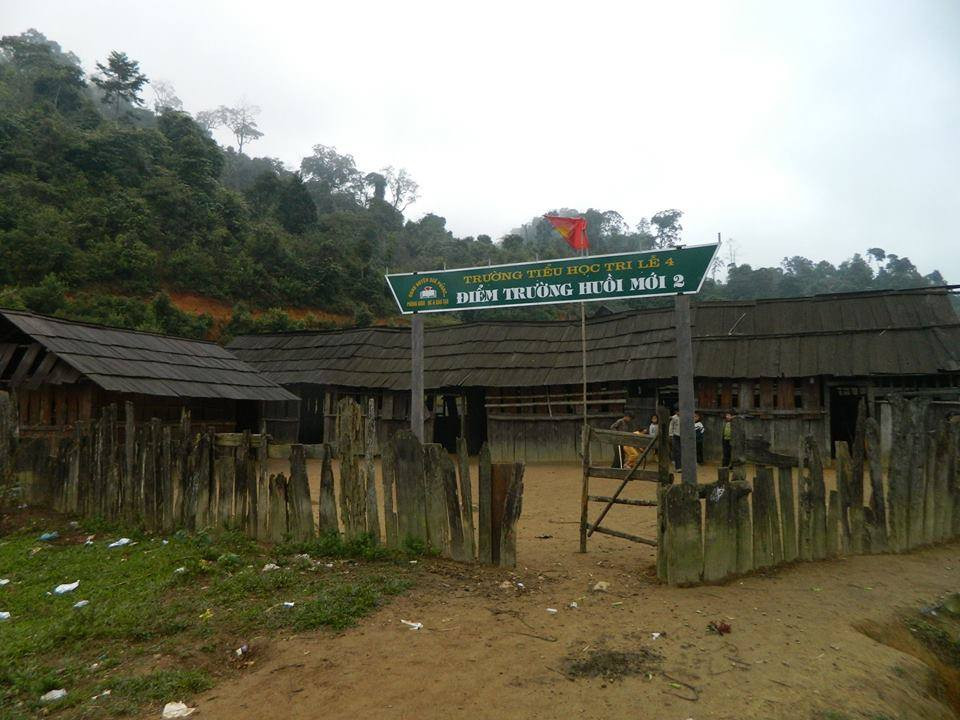 Dù quá nhiều khó khăn và cả hiểm nguy, nhưng những người thầy ở Trường Tiểu học Tri Tân 4 chưa bao giờ lùi bước, bởi phía trước họ là những điểm trường xa xôi nghèo khó. (Ảnh: Thầy Nguyễn Hồng Hiệp cung cấp)