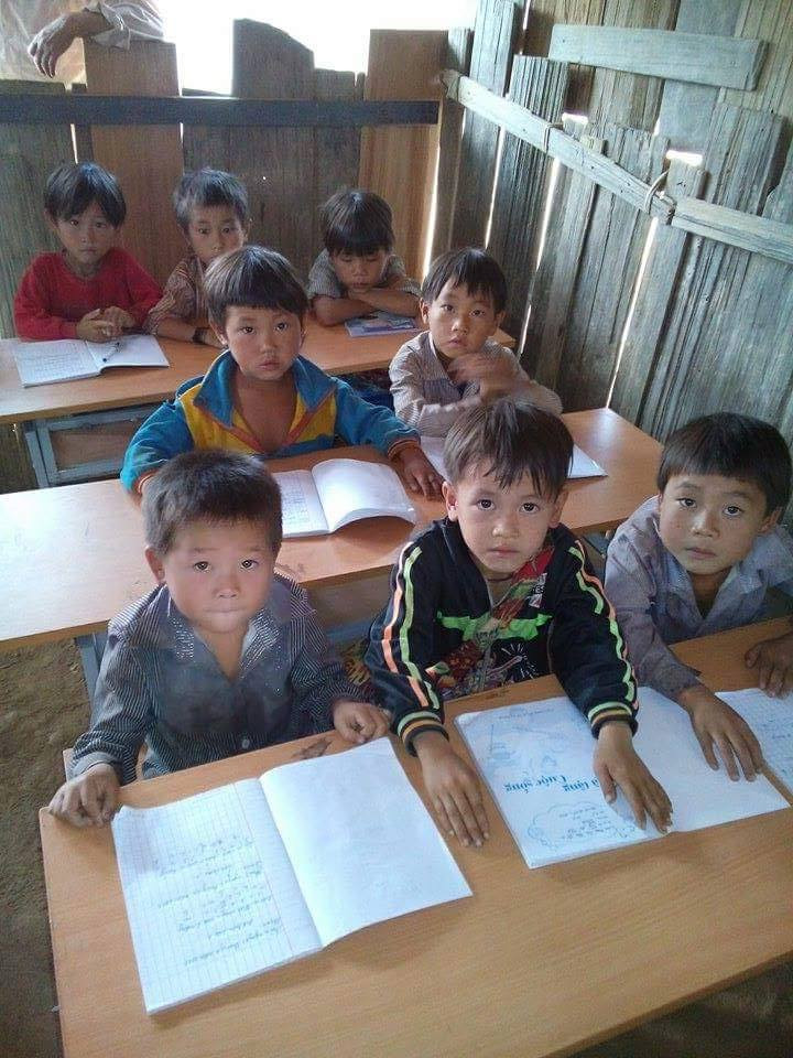 Và bởi phía trước họ, những em học sinh dân tộc thiểu số nghèo khó, áo không đủ ấm, mặt mũi lấm lem, nhưng đôi mắt vẫn trong veo chờ đón, trông đợi những người thầy nhiệt huyết và quả cảm của mình. (Ảnh: Thầy Nguyễn Hồng Hiệp cung cấp)