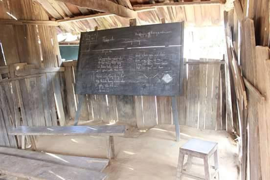 Bởi phía trước họ là những lớp học ghép phên gỗ tạm bợ (Ảnh: Thầy Nguyễn Hồng Hiệp cung cấp)
