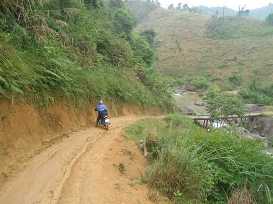 Nguy hiểm luôn rình rập bất cứ lúc nào, khi ngay bên cạnh con đường trươn trượt là vực, là khe. (Ảnh: Thầy Nguyễn Hồng Hiệp cung cấp)