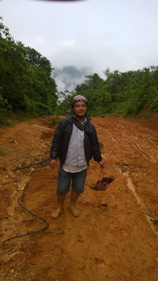 Các thầy đành chọn cách xách dép lên, đi bộ. (Ảnh: Thầy Nguyễn Hồng Hiệp cung cấp)