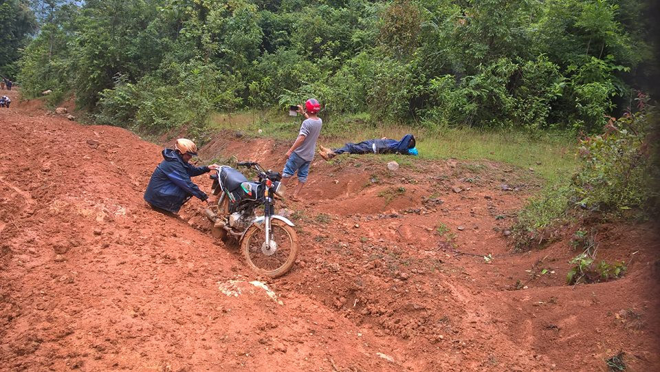 Và mệt mỏi nằm nghỉ lấy sức ngay bên sườn núi. (Ảnh: Thầy Hồng Hiệp cung cấp)