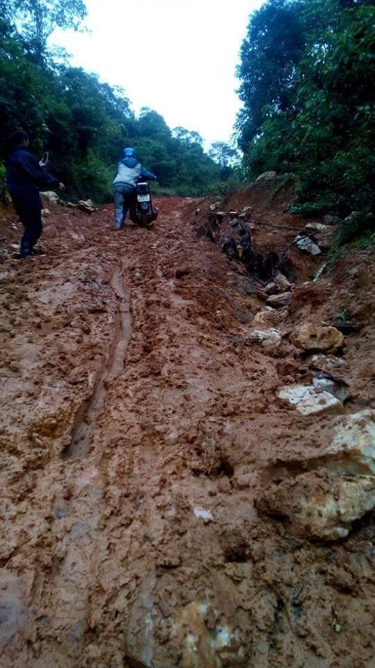 Theo thầy Nguyễn Hồng Hiệp, giáo viên cắm bản tại Trường Tiểu học Tri Lễ 4, đây là đường do người dân đào. Đường dốc và trở nên cực kỳ lầy lội mỗi khi mưa xuống. (Ảnh: Thầy Nguyễn Hồng Hiệp cung cấp)