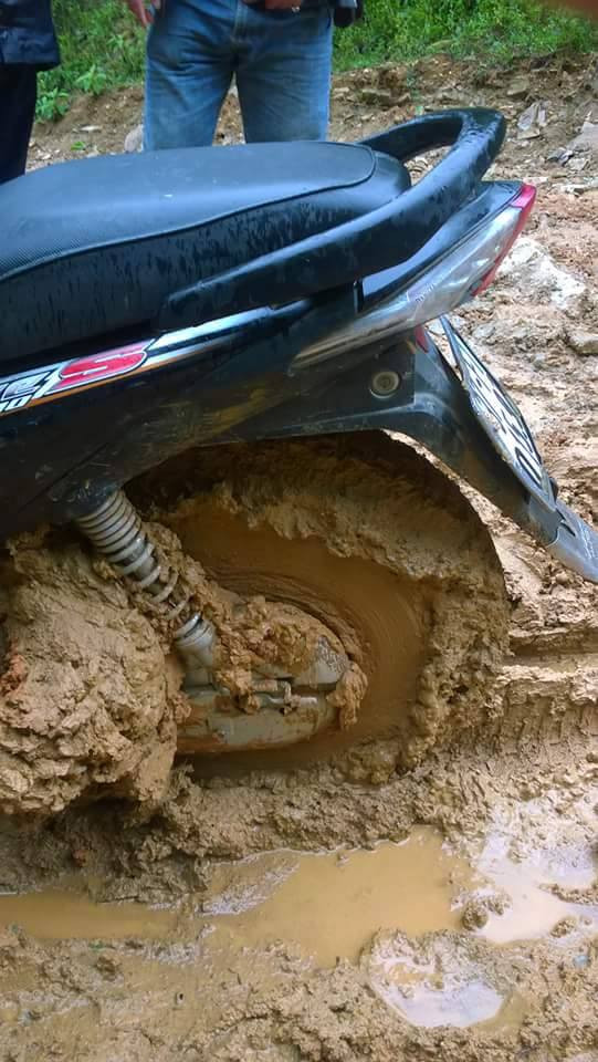 Nhưng nhiều khi, cả xe và người đều phải 'chào thua' khi bùn đất đã bám chặt bánh xe. (Ảnh: Thầy Nguyễn Hồng Hiệp cung cấp)
