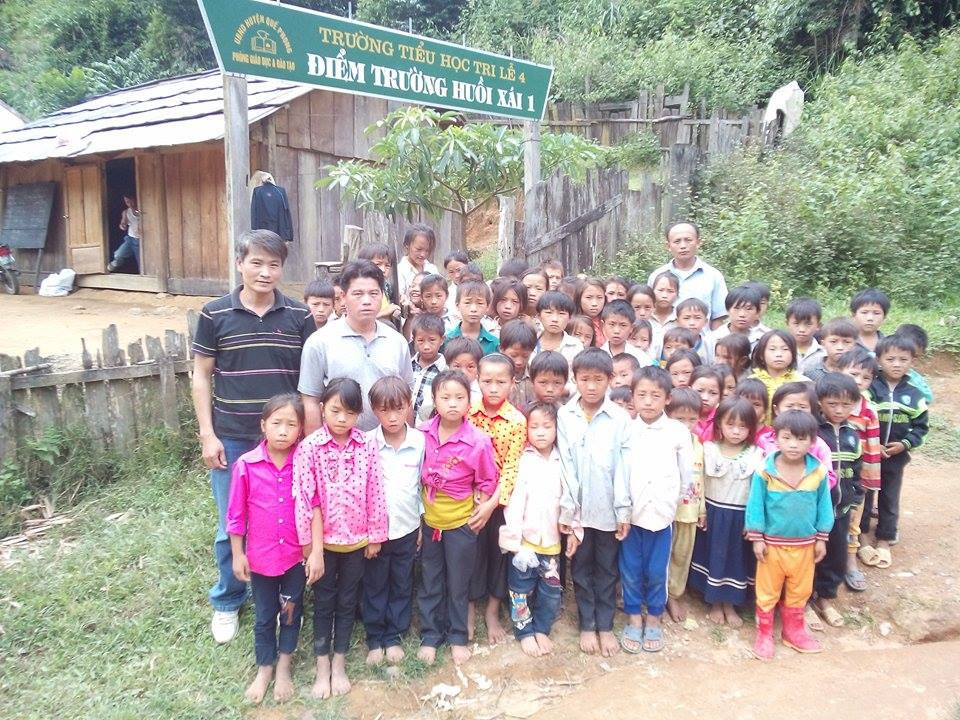 ... các thầy đã quen với những gian khó nơi đây, đã yêu thương những học trò nghèo khó của mình, và dù đã cắm bản cả chục năm trời, họ vẫn chưa bao giờ nghĩ đến sẽ rời xa lũ trẻ để luân chuyển về vùng thuận lợi hơn. (Ảnh: Thầy Nguyễn Hồng Hiệp cung cấp)