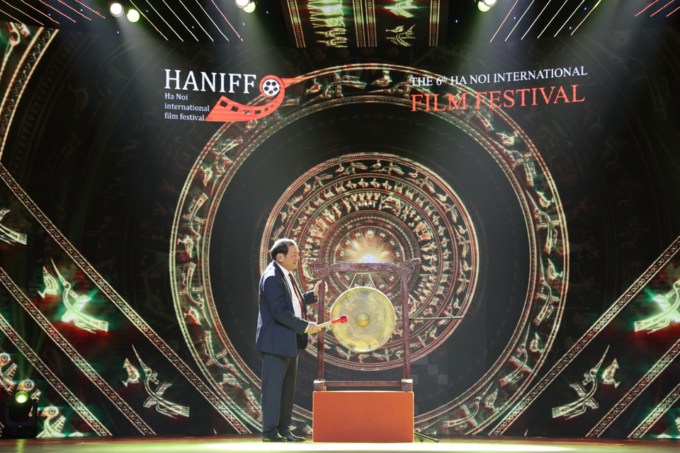 Bộ trưởng Bộ Văn hóa-Thể thao và Du lịch Nguyễn Văn Hùng đánh cồng khai mạc Liên hoan phim quốc tế Hà Nội năm 2022, chính thức mở ra 5 ngày sự kiện, kéo dài từ ngày 8-12/11 tại Thành phố Hà Nội và tỉnh Bắc Ninh. (Ảnh: Minh Anh/Vietnam+)