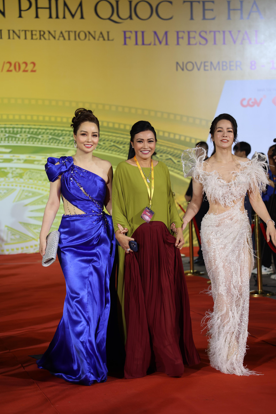 Nhà sản xuất Mai Thu Huyền, ca sỹ Phương Thanh (phim ''Kiều'') và ca sỹ Nhật Kim Anh rạng ngời sánh bước. Phim ''Kiều'' được chiếu tại HANIFF năm nay ở hạng mục phim không dự thi. (Ảnh: Minh Anh/Vietnam+)