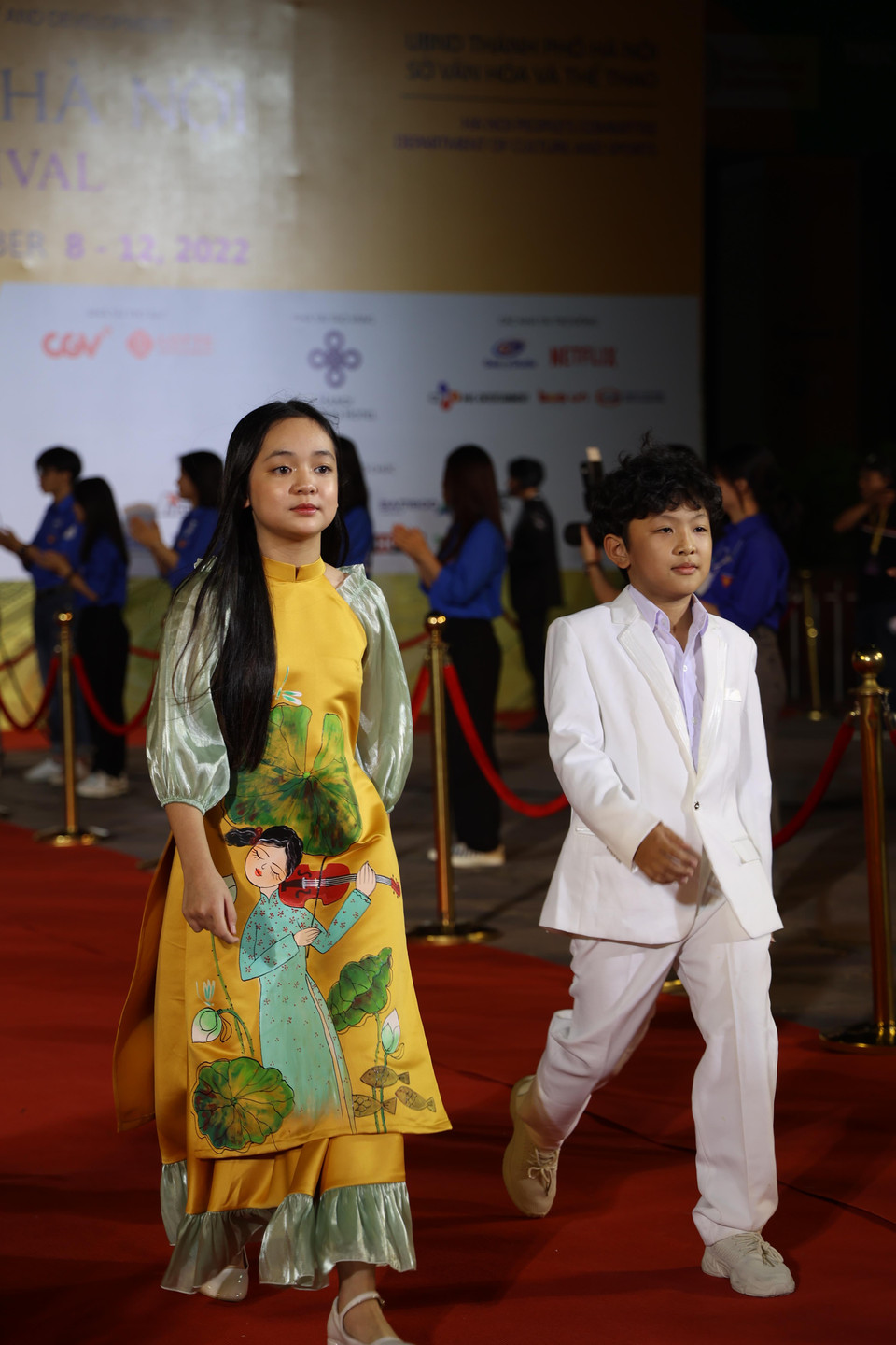 Hai diễn viên nhí tài năng Chu Diệp Anh và Lại Trường Phú của phim ''Maika - Cô bé đến từ hành tinh khác'' tự tin sánh bước trên thảm đỏ. Phim thuộc nhóm tác phẩm điện ảnh đương đại Việt Nam và sẽ được chiếu miễn phí ngoài trời tại tượng đài Quyết tử - không gian phố đi bộ Hồ Gươm tối thứ Sáu (10/11) lúc 20 giờ. (Ảnh: Minh Anh/Vietnam+)