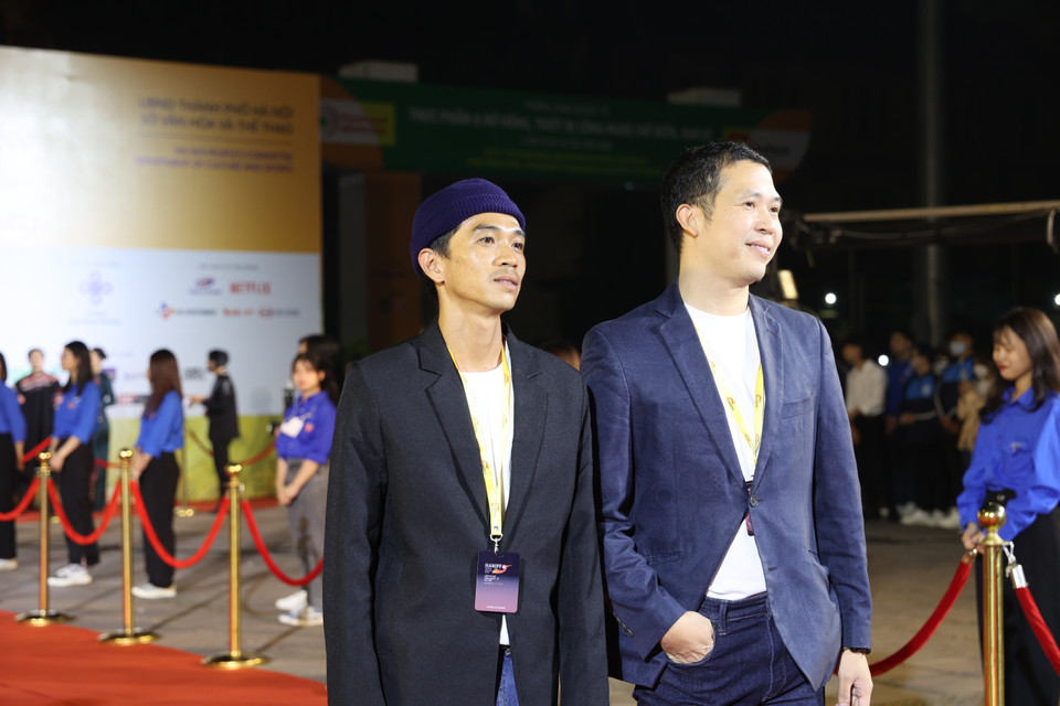 Đạo diễn Marcus Mạnh Cường Vũ (phim ''Memento Mori: Đất'') trên thảm đỏ. Phim của anh tham gia ở hạng mục không dự thi. (Ảnh: Minh Anh/Vietnam+)