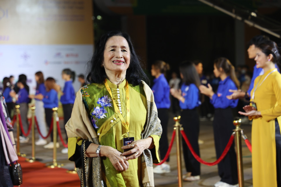Nghệ sỹ Nhân dân Trà Giang rạng rỡ, tươi trẻ ở tuổi 80. Bà ghi dấu trong lịch sử điện ảnh Việt Nam qua loạt phim thời chiến ''Chị Tư Hậu,'' ''Vĩ tuyến 17, Ngày và đêm''... (Ảnh: Minh Anh/Vietnam+)