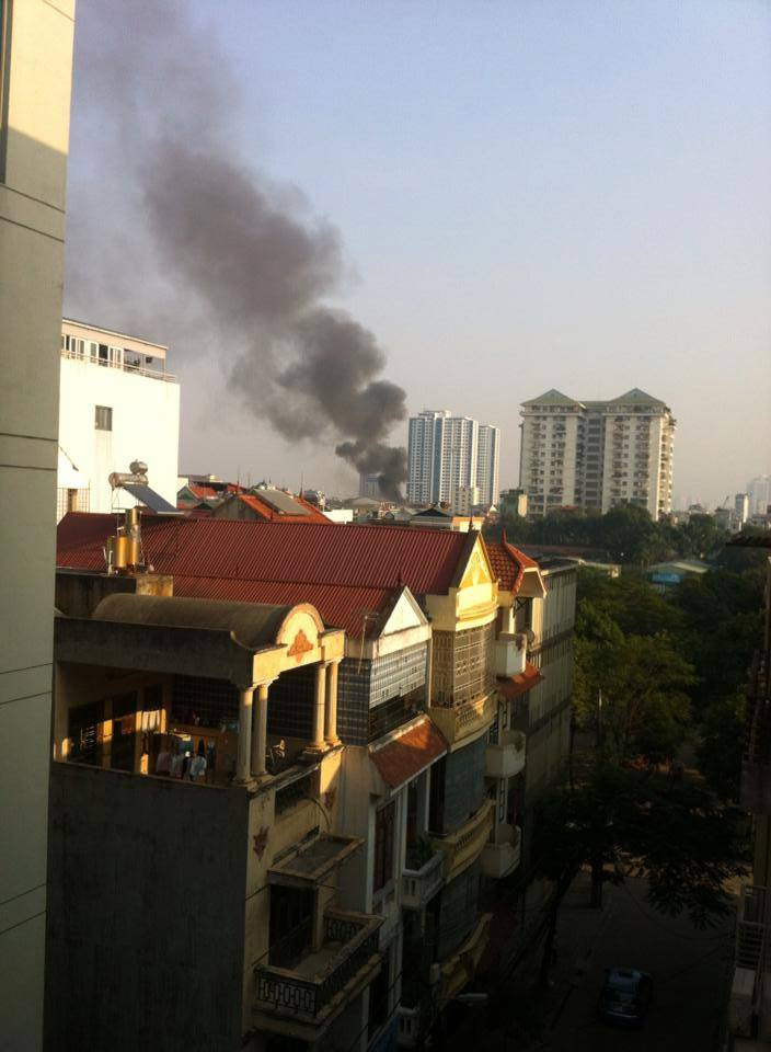 Từ xa có thể nhìn thấy rõ cột khói từ đám cháy (Ảnh: Hồng Anh/CTV)