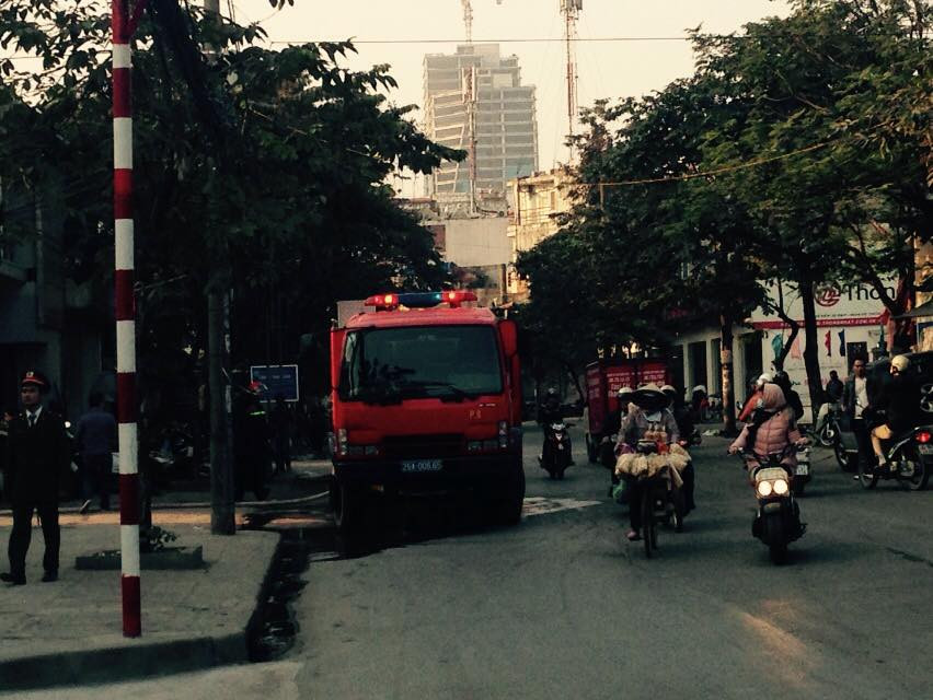 Xe cứu hỏa đến hiện trường (Ảnh: Sơn Bách/Vietnam+)