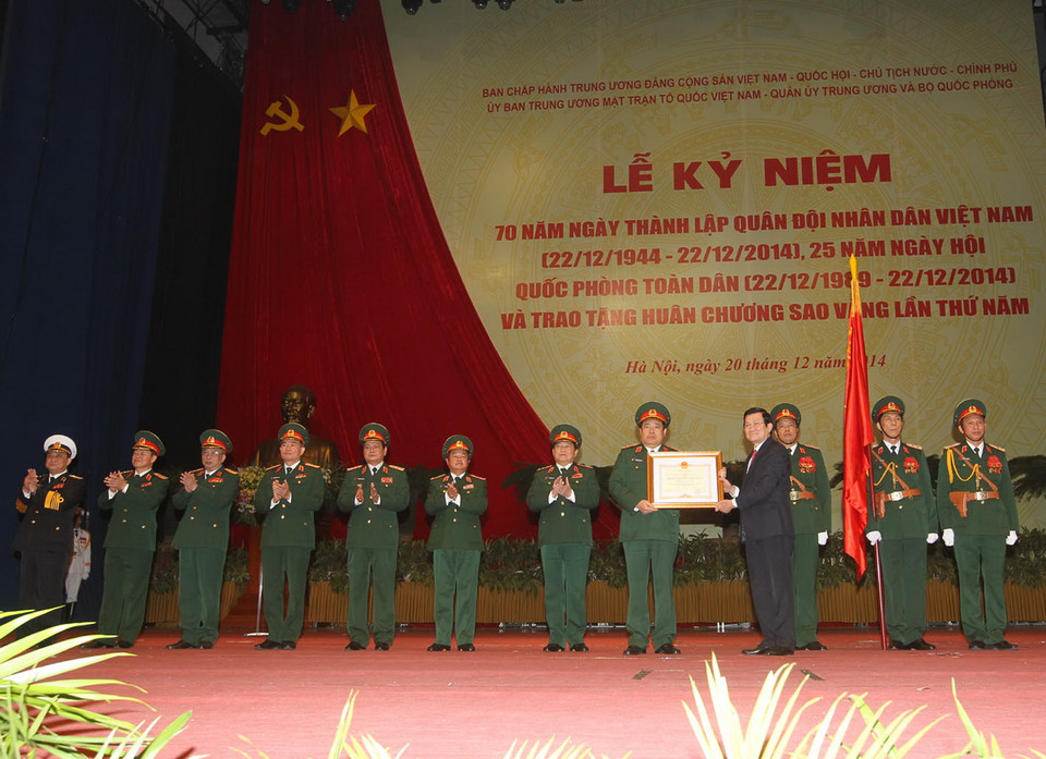 Chủ tịch nước Trương Tấn Sang trao tặng Huân chương Sao Vàng cho Quân đội nhân dân Việt Nam. (Ảnh: Trí Dũng/TTXVN)