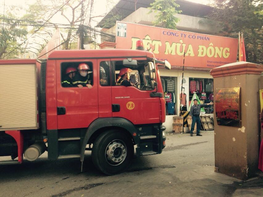 Xe cứu hỏa tiến vào trong sân của công ty (Ảnh: Sơn Bách/Vietnam+)