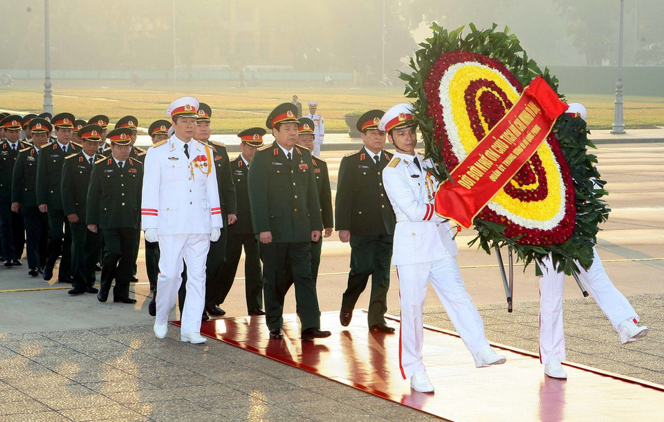 Các vị lãnh đạo Đảng, Nhà nước, nguyên lãnh đạo Đảng, Nhà nước, Ủy ban Trung ương Mặt trận Tổ quốc Việt Nam do Tổng Bí thư Nguyễn Phú Trọng dẫn đầu đến đặt vòng hoa và vào Lăng viếng Chủ tịch Hồ Chí Minh. (Ảnh: Phạm Kiên/TTXVN)