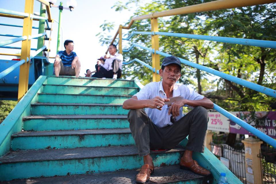 Giữa cái nắng như thiêu của Hà Nội, cộng với sự căng thẳng của kỳ thi, sự sốt ruột của chờ đợi, sự mệt mỏi hiện rõ trên nét mặt các phụ huynh. (Ảnh: Lê Minh Sơn/Vietnam+)