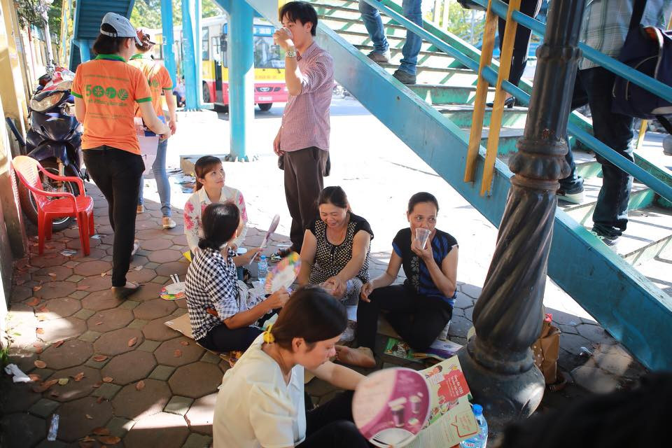 Tại trường Đại học Kinh tế quốc dân, cầu vượt dành cho người đi bộ cũng được tận dụng triệt để. (Ảnh: Lê Minh Sơn/Vietnam+)