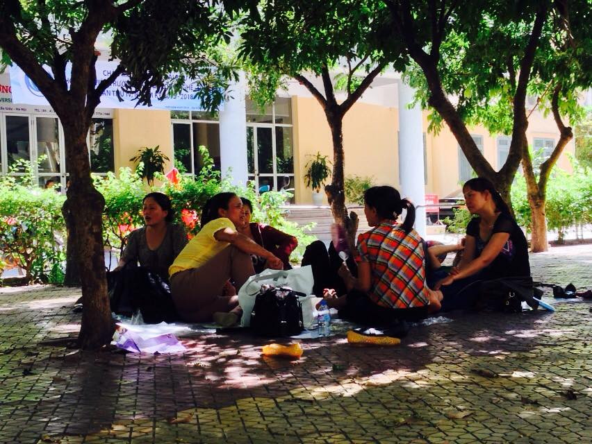 Trò chuyện cho bớt mệt mỏi, chủ đề chính của các phụ huynh vẫn là việc thi cử của các con. (Ảnh: Sơn Bách/Vietnam+)