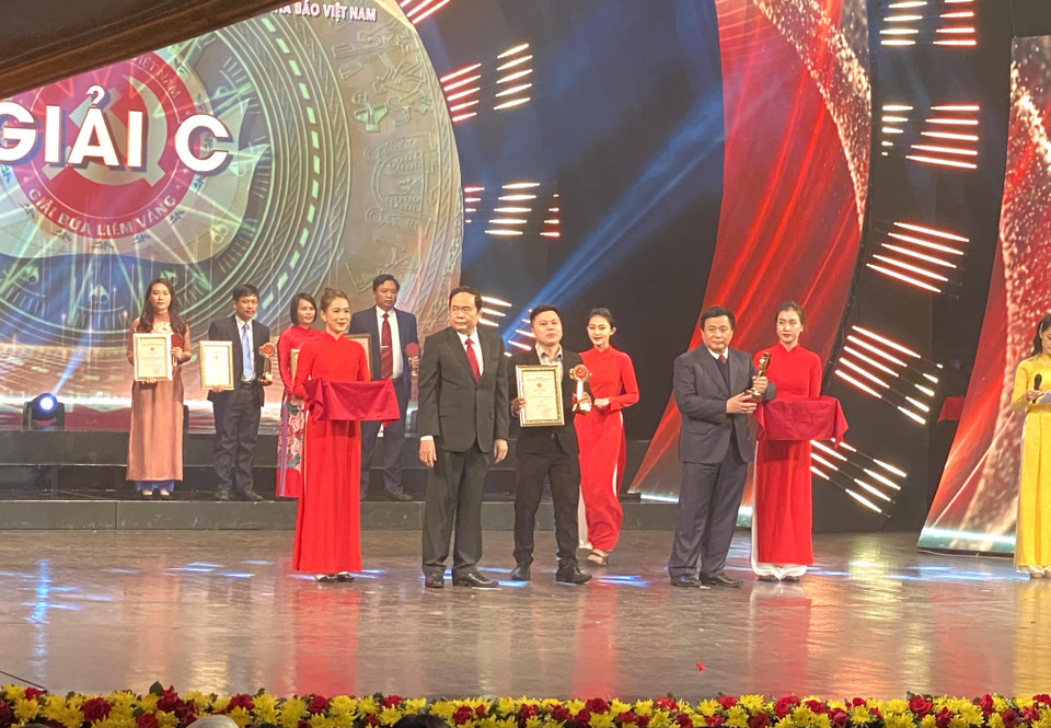 Phóng viên Võ Mạnh Hùng, Báo điện tử VietnamPlus nhận giải C. (Ảnh: Vietnam+)