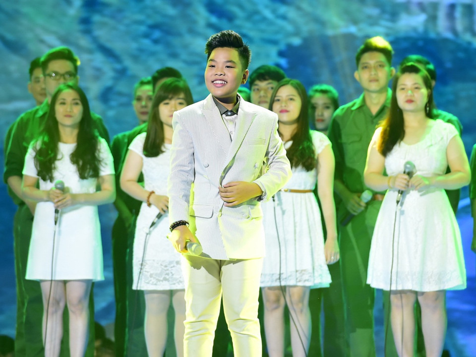 Tiến Quang mở màn đêm chung kết với 'Việt Nam trên đường chúng ta đi.' (Ảnh: BTC)