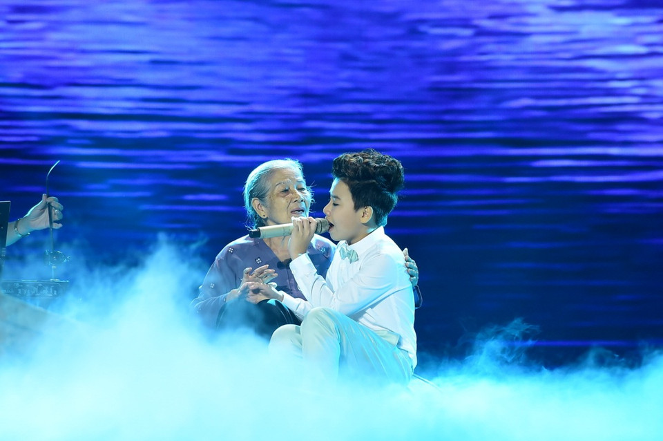 Công Quốc sâu lắng với liên khúc 'Neo đậu bến quê-Tình mẹ.' (Ảnh: BTC)