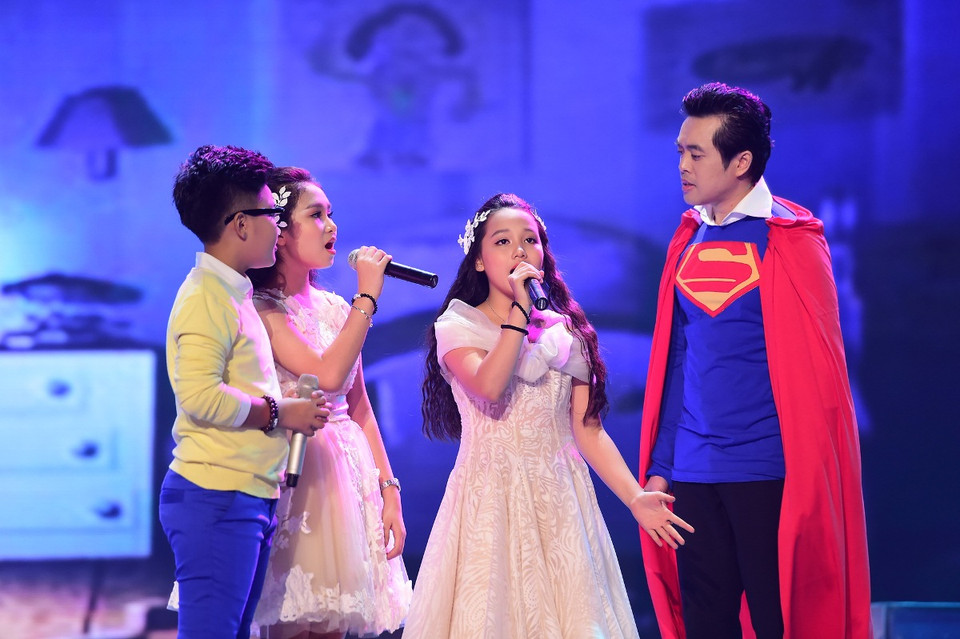 Thầy trò Dương Khắc Linh đã mang đến đêm chung kết một tiết mục sôi động khi 'ông hoàng chiêu trò' hóa thân thành một siêu nhân. (Ảnh: BTC)