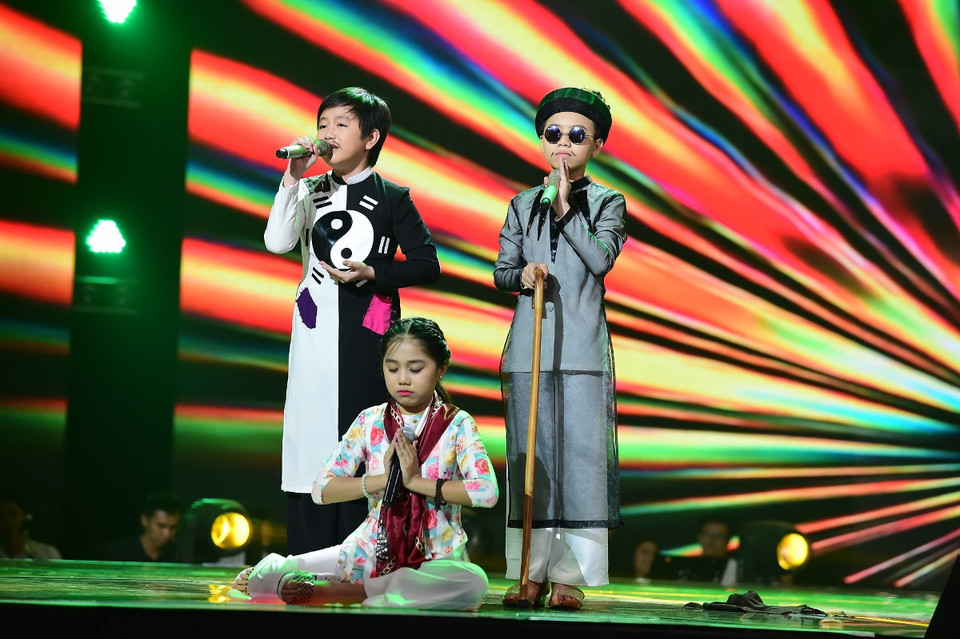 Đêm chung kết đã trở thành một đêm diễn hết mình của các thí sinh nhí. 'Lên chùa cầu an' - một tiết mục kết hợp diễn hài và ca hát được dàn dựng công phu của đội Cẩm Ly. (Ảnh: BTC)