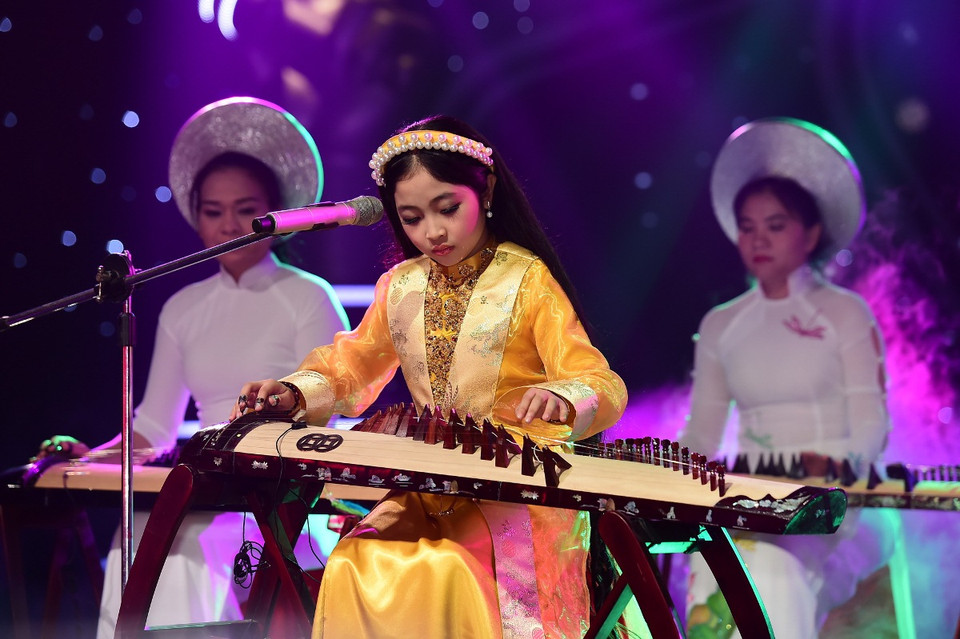 Phần tự đệm đàn của Hồng Minh gây ấn tượng mạnh với khán giả. (Ảnh: BTC)